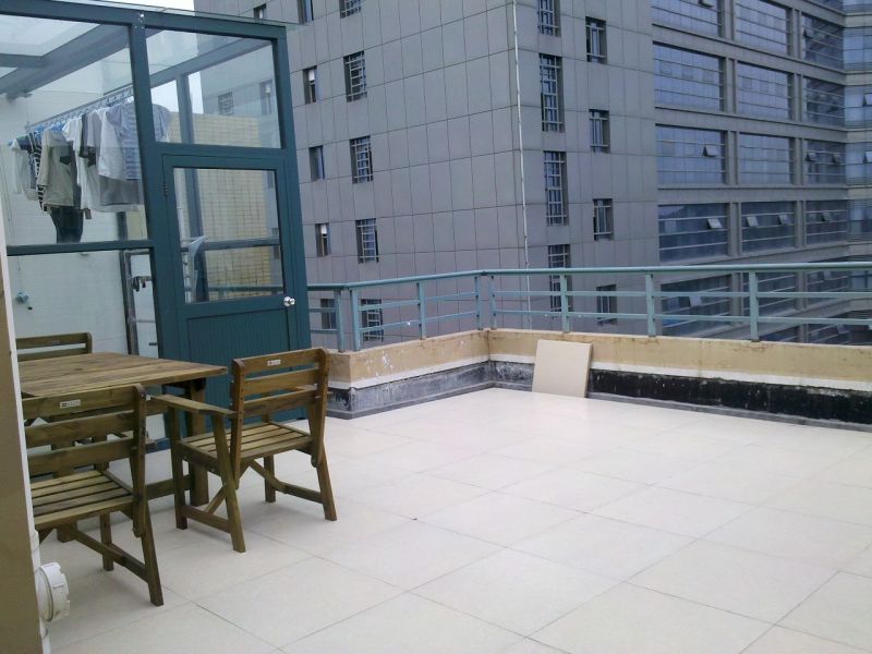 椒江东京湾小区顶楼公摊面积被私自占有!求关