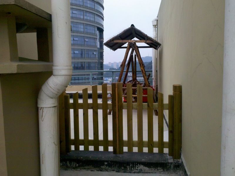 椒江东京湾小区顶楼公摊面积被私自占有!求关