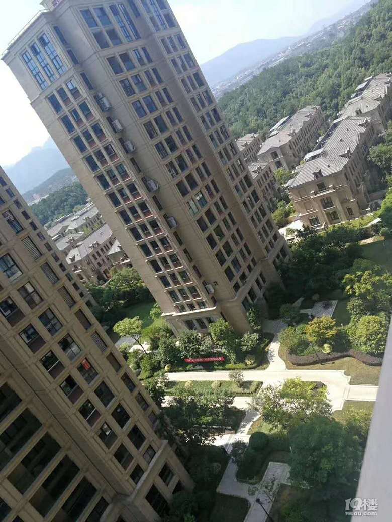 出售美伦美郡 6楼左右 133平米 265万 首付120万