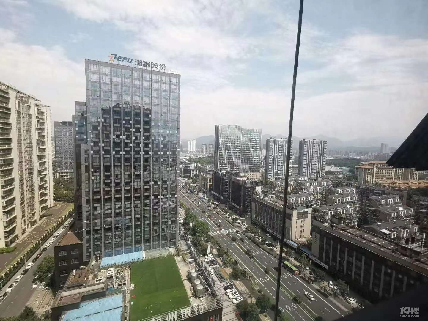 费用全包,精装修,办公设备齐全汇丰大厦20楼1818出租-租金700元--桐庐