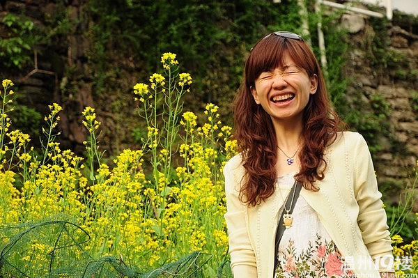 喜欢面对阳光咧嘴大笑我是温暖美女