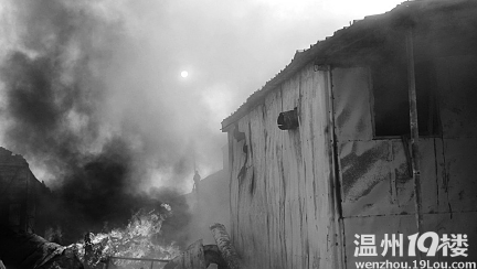 苍南龙港三家纺织厂起火 消防车接力运水灭火