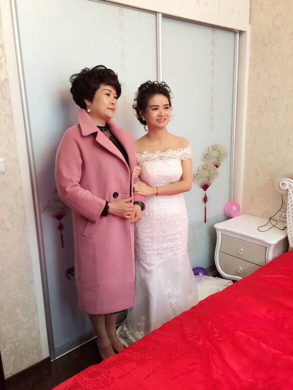 活泼可爱的小姑娘亲新婚快乐哦