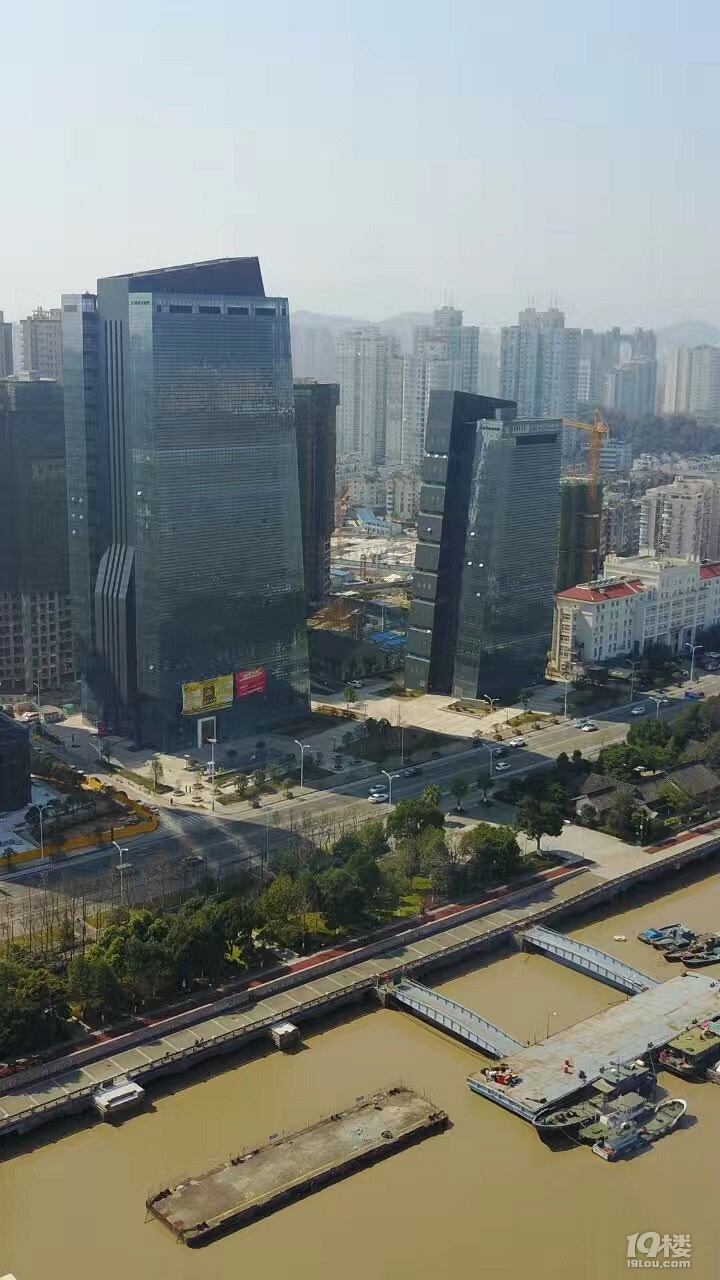 江滨配套很棒很全的写字楼鹿港大厦稀有小面积含税出租