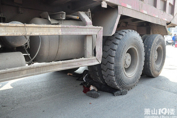 杭州濱江工程車碾死一人,還將杭州濱江工程車碾死一人其拖至.